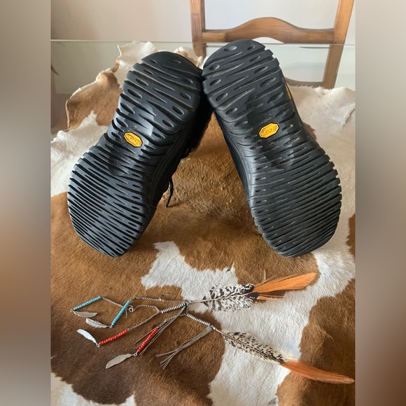 UGG BOOTS WOMENS SIZE 7 (BLACK) FAUX FUR / LACE UP / WORN ONCE - Picture 14 of 15